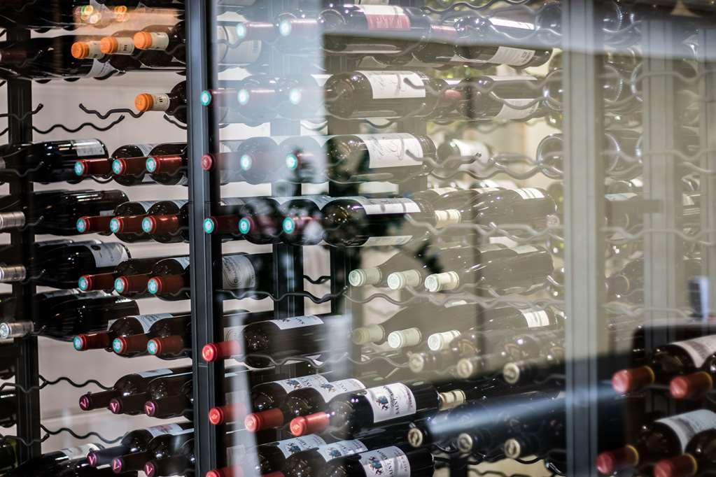 Tangla Hotel Brussels Kraainem Restaurante foto Wine bottles in a wine rack