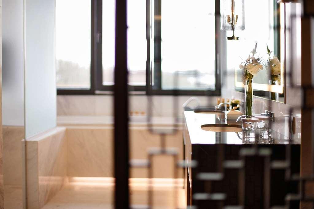 Tangla Hotel Brussels Kraainem Exterior foto A kitchen in a private home